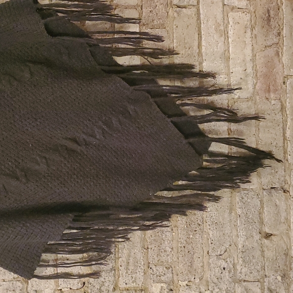 Womens's Charcoal Grey Knit Shall. One size. - Picture 3 of 4